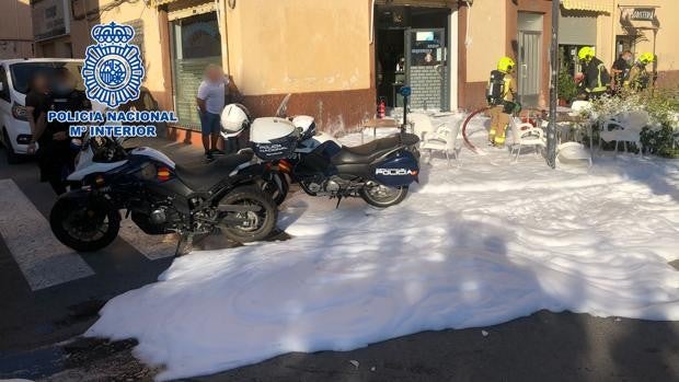 Rocía con gasolina a los clientes de un bar y amenaza con prenderles fuego en Alicante