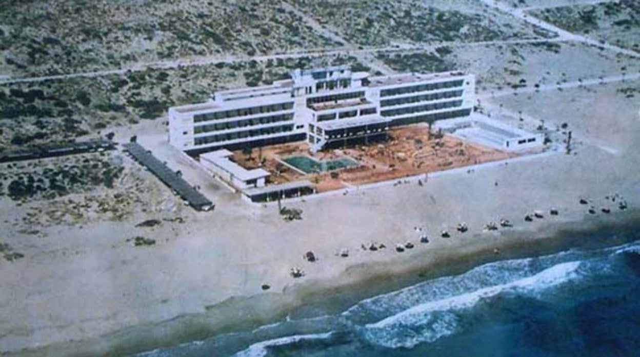 Imagen del hotel de los Arenales del Sol difundida por la asociación cultural Alicante Vivo en la que se ve el establecimiento como primera construcción en la playa