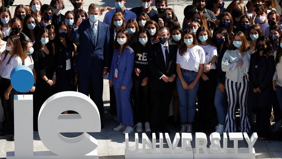 El Rey preside la inauguración de la torre que albergará la sede de la IE University