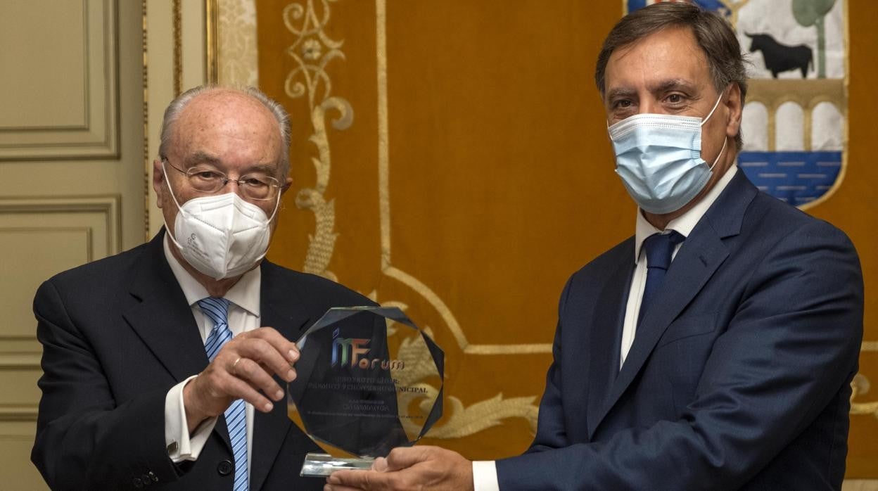 El alcalde de Salamanca, Carlos García Carbayo, recibe el premio Visión Zero Municipal de manos del presidente de la asociación Sebastián de la Rica (I)