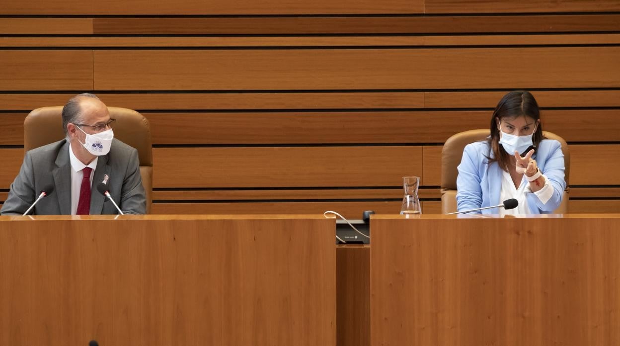 El presidente de las Cortes de Castilla y León, Luis Fuentes, junto a la vicepresidenta segunda, Ana Sánchez