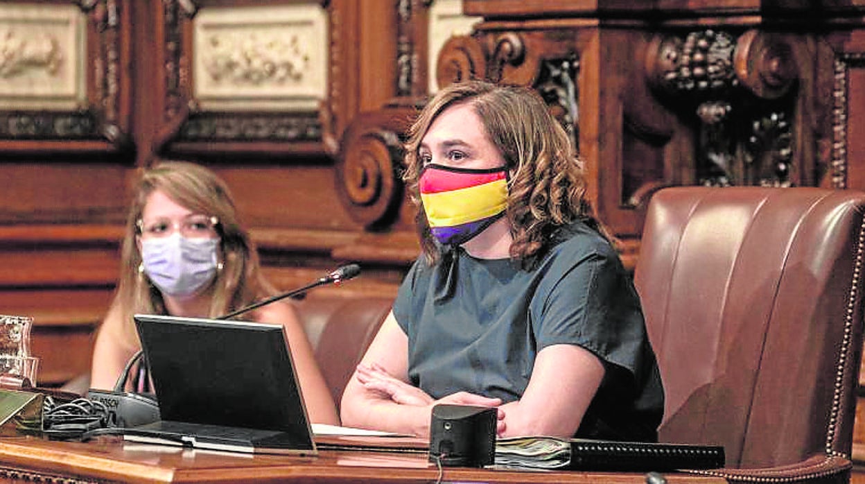 Ada Colau, durante un pleno municipal