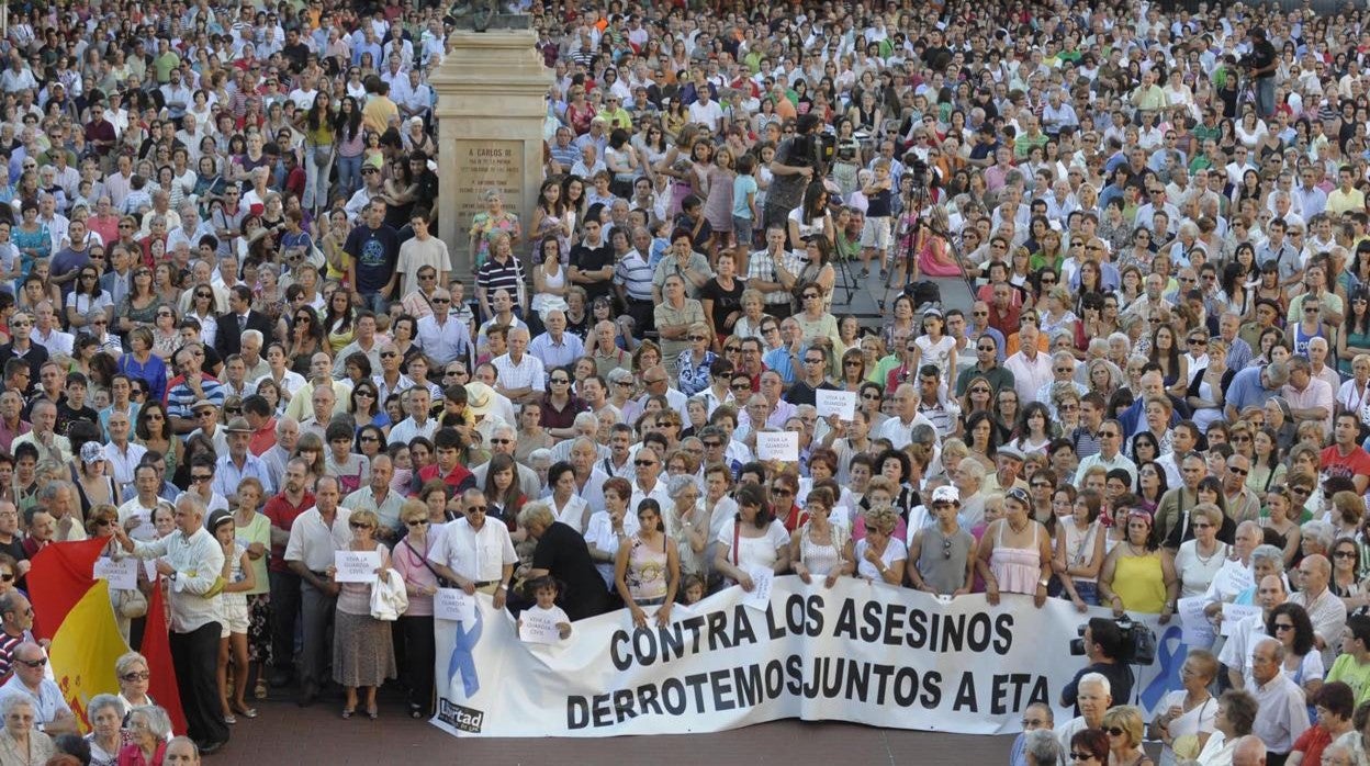 Manifestación convocada en Burgos en repulsa al atentado en la casa cuartel, en 2009, el último cometido por la banda terroristas en Castilla y León