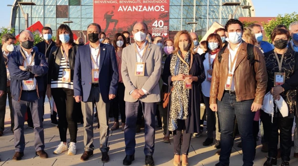 Delegación aragonesa en el congreso federal del PSOE celebrado el pasado fin de semana en Valencia. Lambán (en el centro), junto a Mayte Pérez y Lola Ranera (segunda por la izquierda), también contagiadas