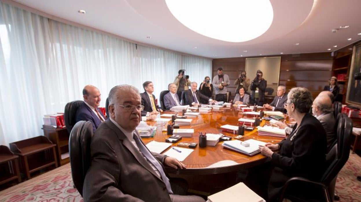 Madrid, 25/04/2017. Pleno del Tribunal Constitucional, presidido por el nuevo presidente José González Rivas