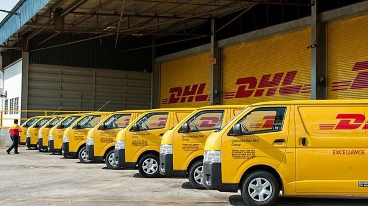 Furgonetas de transporte y reparto en un centro logístico de DHL