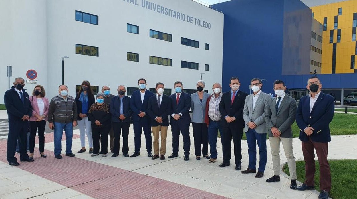 Hernando y Gómez-Caro ante el nuevo hospital, donde tendrán parada los nuevos servicios