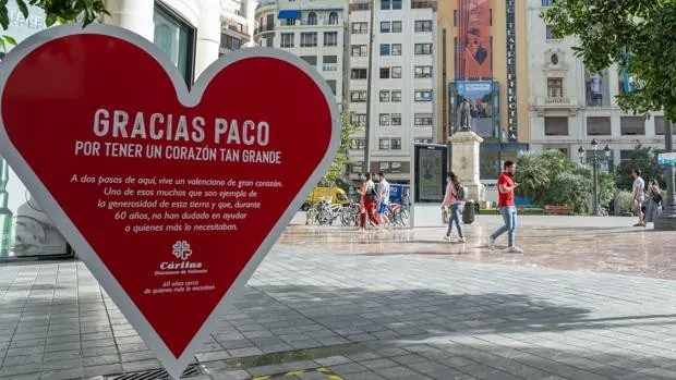 Cáritas instala corazones en las calles de Valencia en homenaje a sus voluntarios en su 60 aniversario