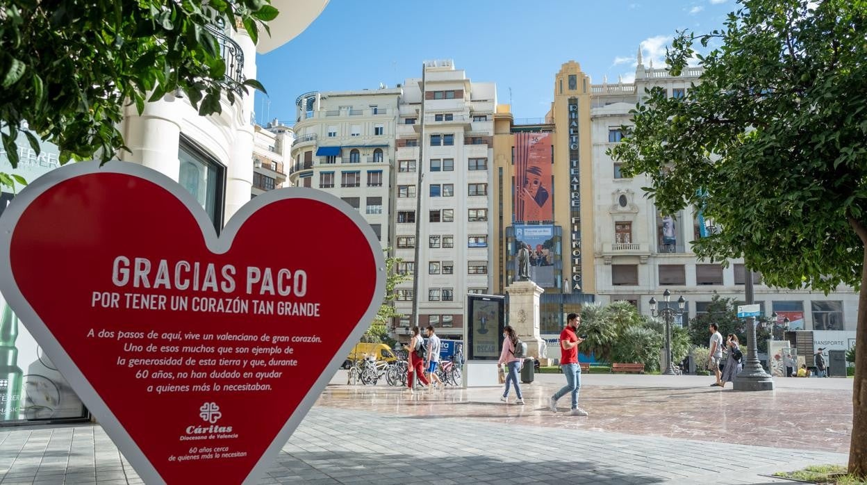 Imagen de uno de los corazones instalados por Cáritas en la ciudad de Valencia