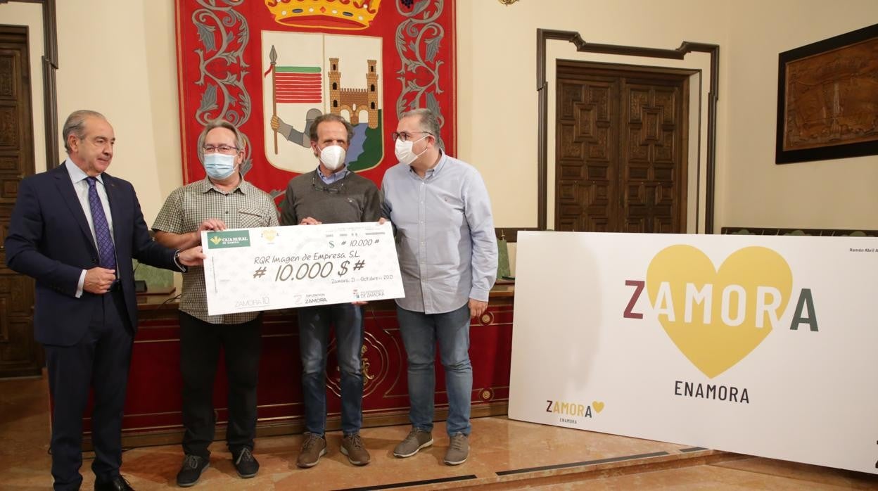 Entrega del premio del Concurso Internacional de la Marca Zamora al diseñador Ramón Abril, de la agencia de comunicación RQR