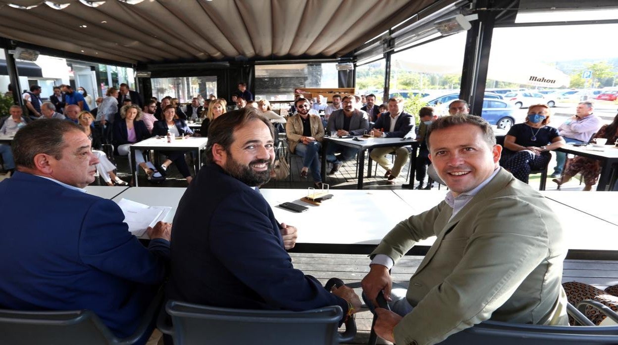 Manolo Fernández y Carlos Velázquez 'escoltan' al Paco Núñez en la reunión de este jueves en Toledo