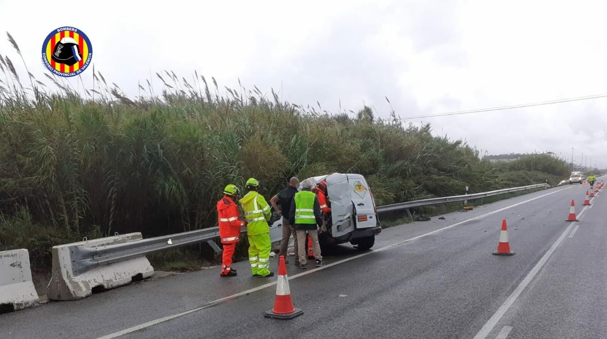 Imagen de la furgoneta siniestrada en una carretera de la localidad valenciana de Oliva