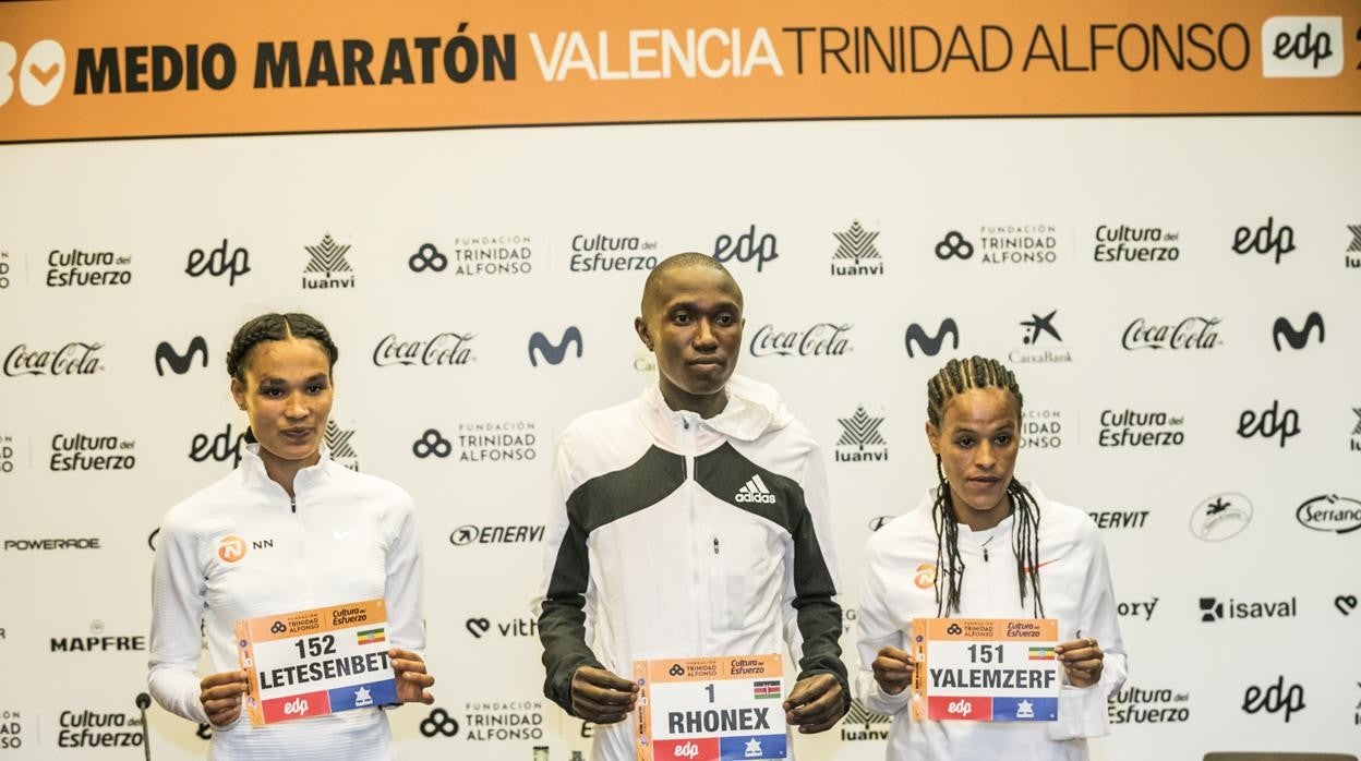 Imagen de las atletas etíopes Letesenbet Gidey y Yalemzerf Yehualaw y el corredor Rhonex Kipruto durante la presentación del Medio Maratón de Valencia