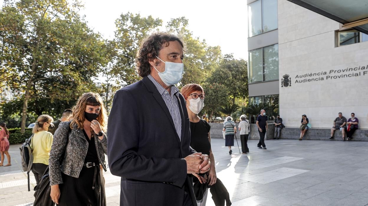 Imagen del director general de Política Lingüística de la Conselleria de Educación, Rubén Trenzano, en la Audiencia Provincial de Valencia