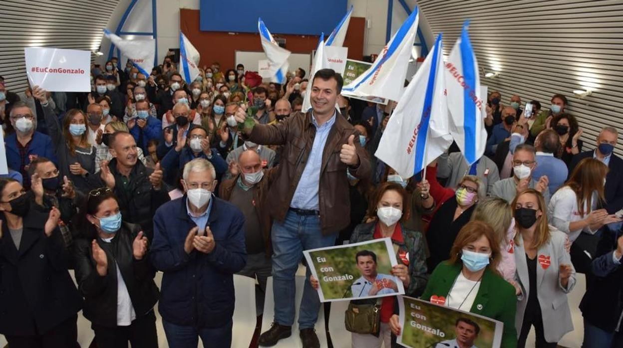 Caballero en el encuentro con militantes celebrado en Santiago en el que presentó su proyecto