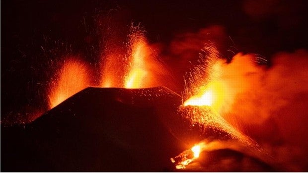 El volcán de La Palma ha sufrido varios derrames de lava desde el cono secundario