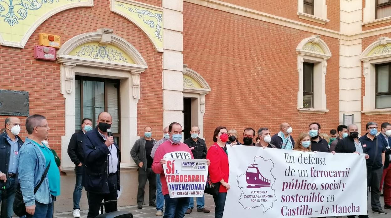 Algunos de los asistentes a la protesta que se ha celebrado a las puertas de ADIF en Alcázar de San Juan