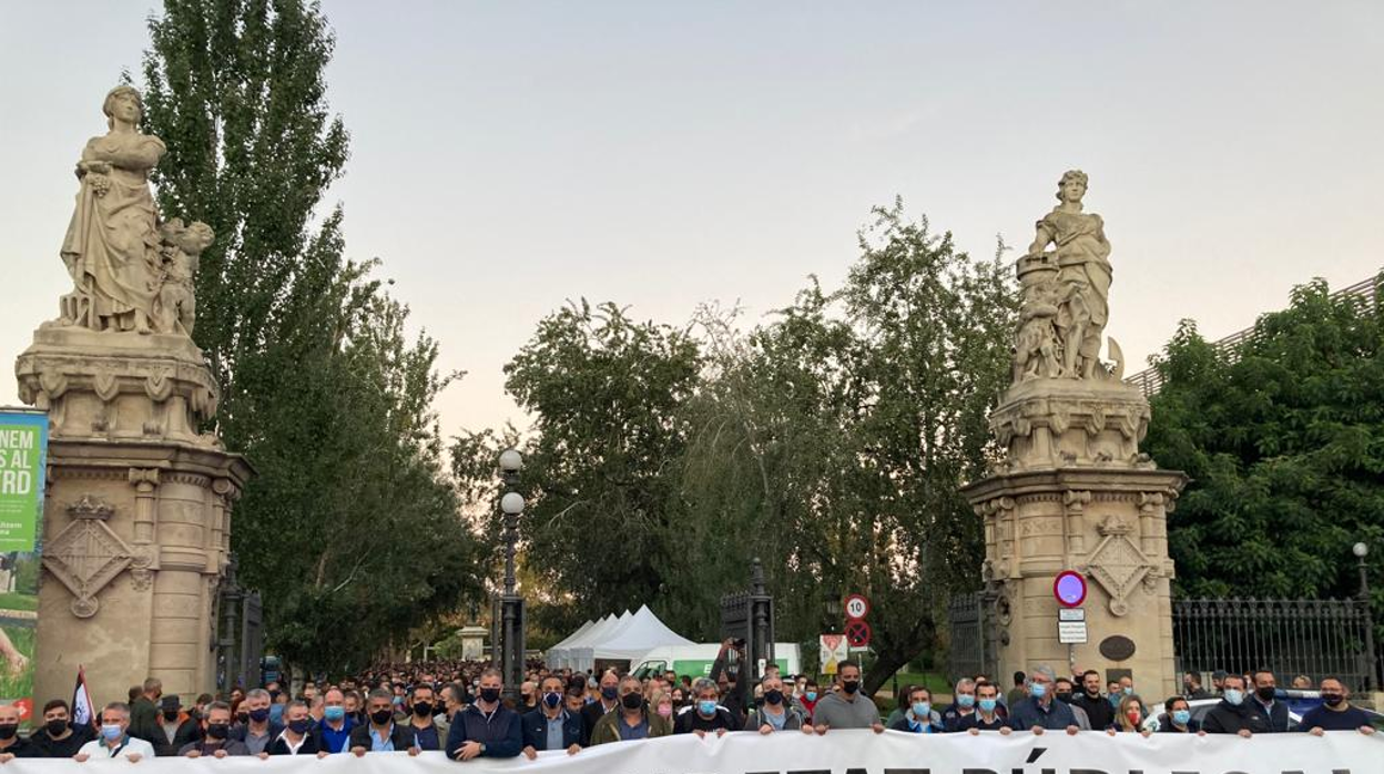 Cabecera de la manifestación, antes de arrancar su marcha, a las puertas del parque de la Ciudadela, donde se encuentra el Parlamento de Cataluña