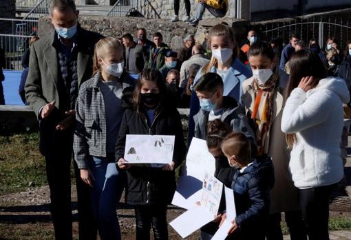 La Familia Real recibe los dibujos de unos niños del pueblo