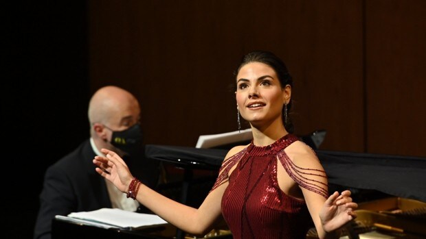 La soprano Serena Sáenz gana el concurso Montserrat Caballé