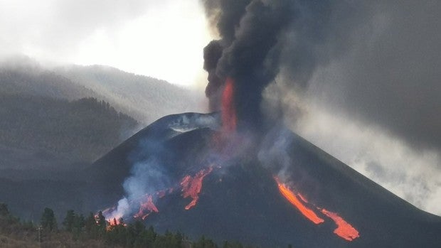 Una nueva boca en el volcán de La Palma bajo el cono secundario crea ríos de abundante lava