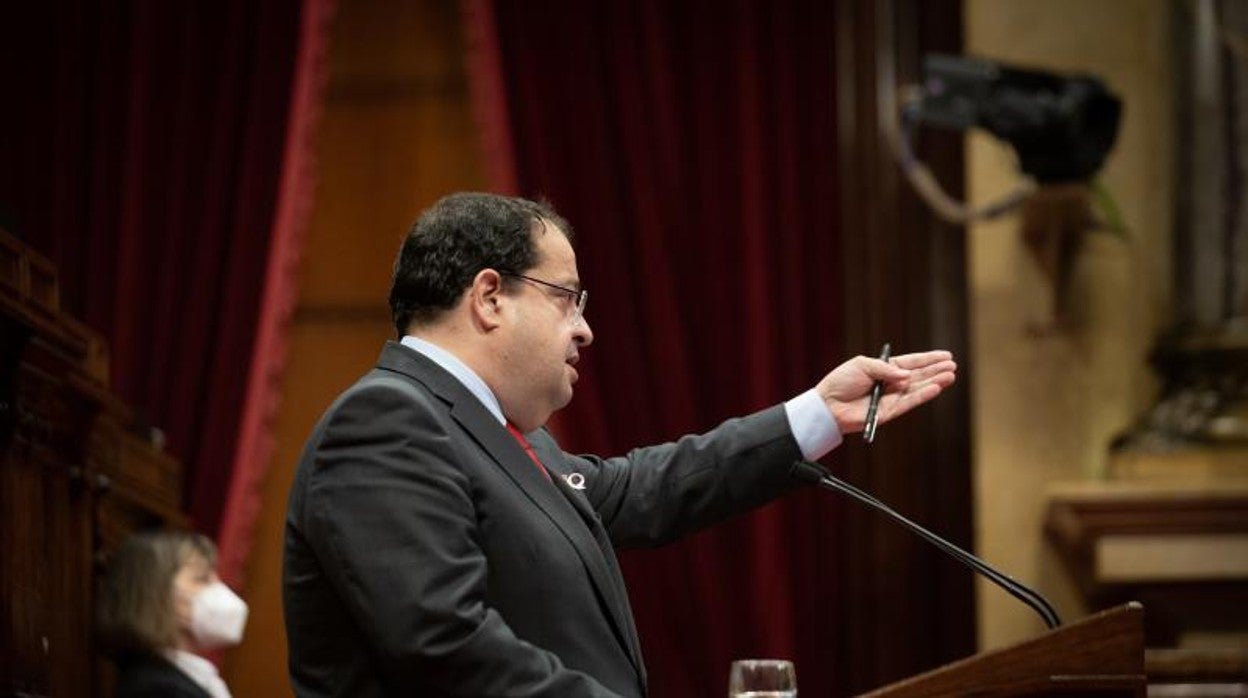 Juan Ignasi Elena, consejero de Interior, en el hemiciclo del Parlamentt