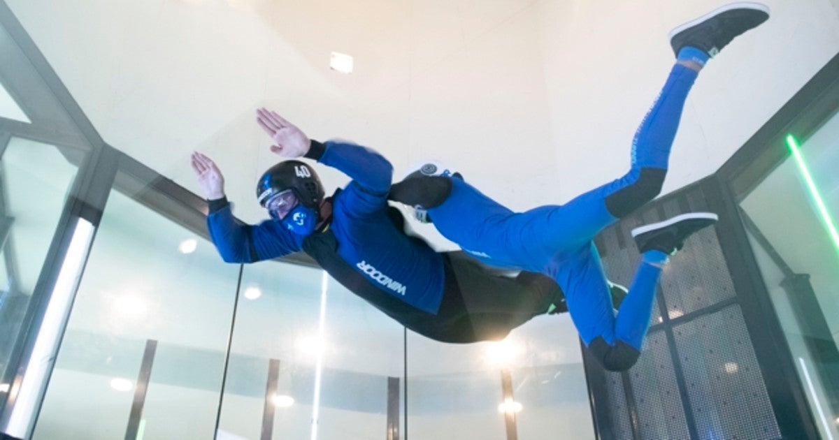 Xavi de la Rosa volando en el interior del túnel junto a un instructor