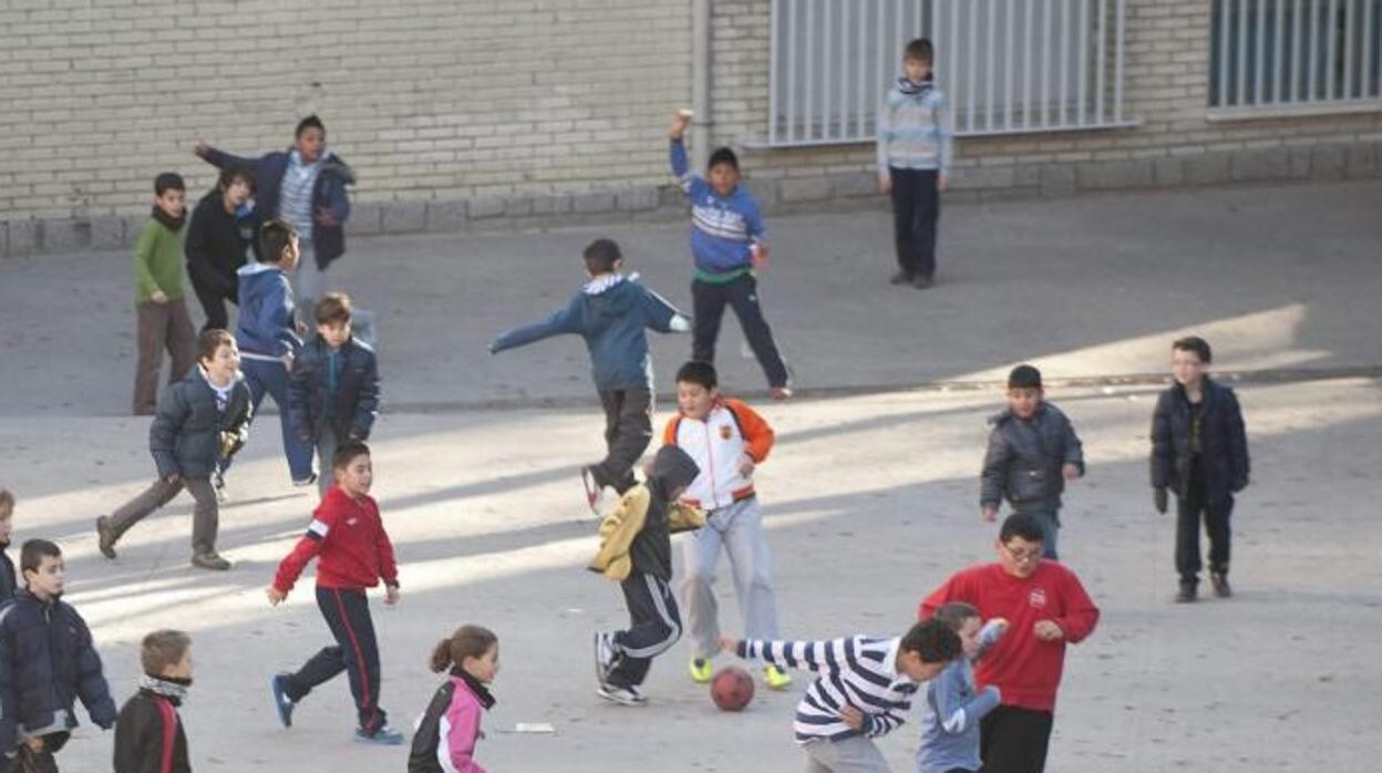 Imagen de archivo de alumnos jugando en el patio de un colegio madrileño