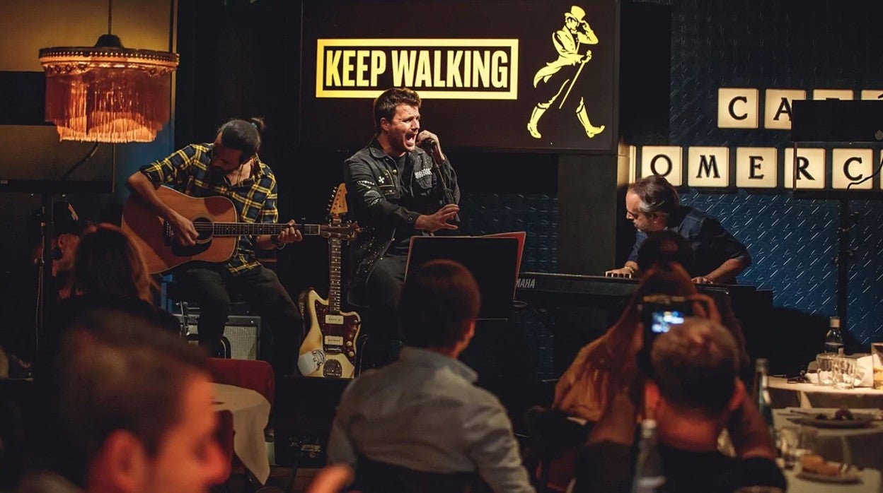 Dani Martín, cantando en el Café Comercial