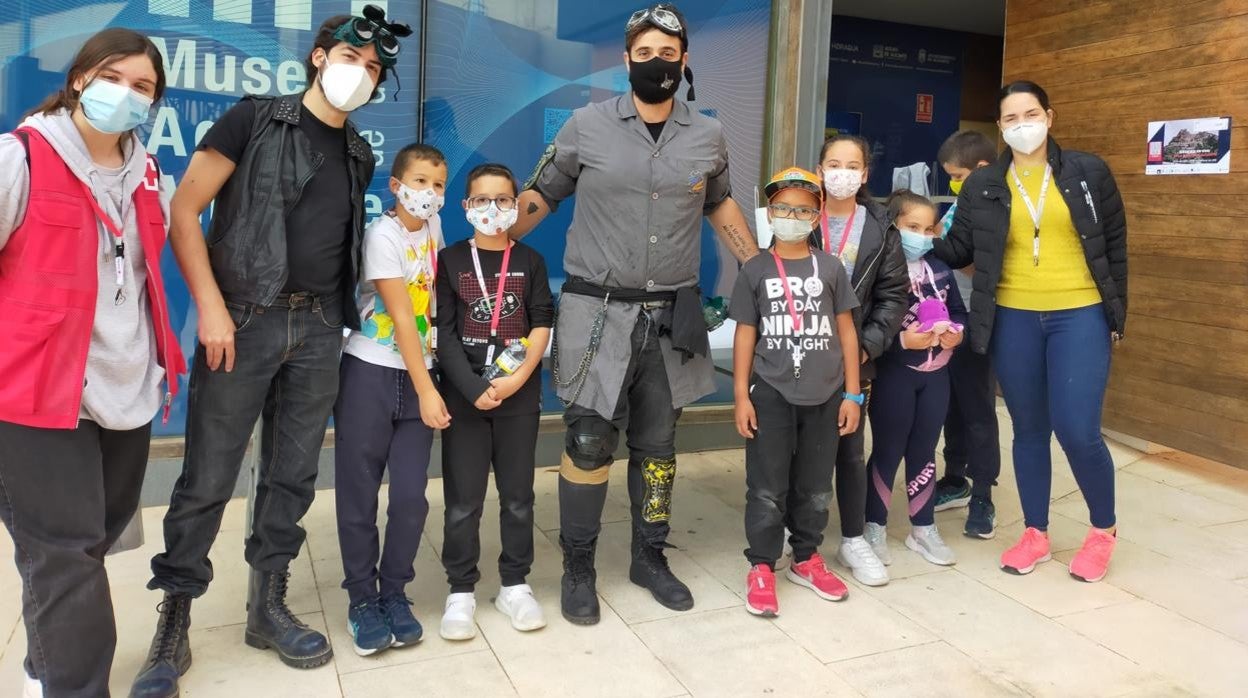 Partticipantes en la actividad de juego de rol de la Cruz Roja en el Museo de Aguas de Alicante