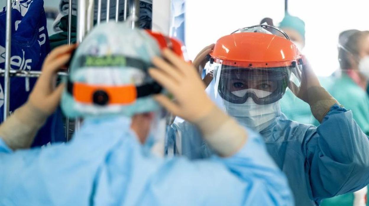 Una sanitaria se prepara para trabajar en la UCI del hospital vigués Álvaro Cunqueiro