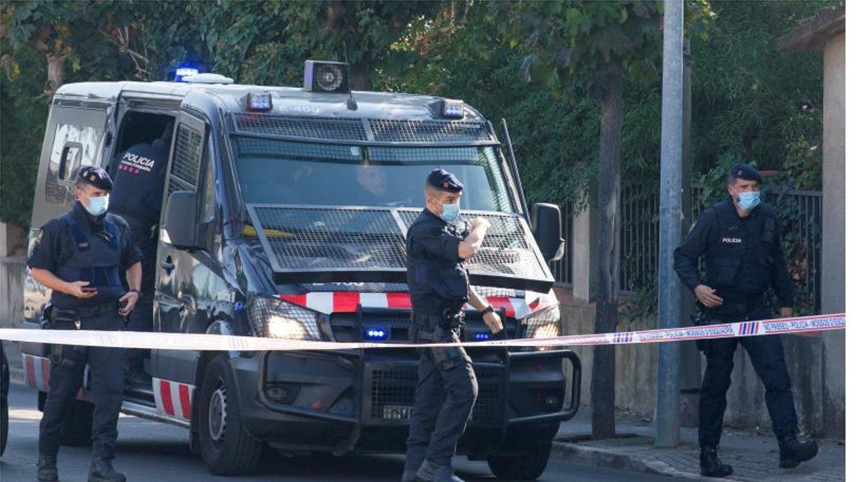 Agentes de los Mossos d'Esquadra durante el dispositivo para detener a los policías de Llinars