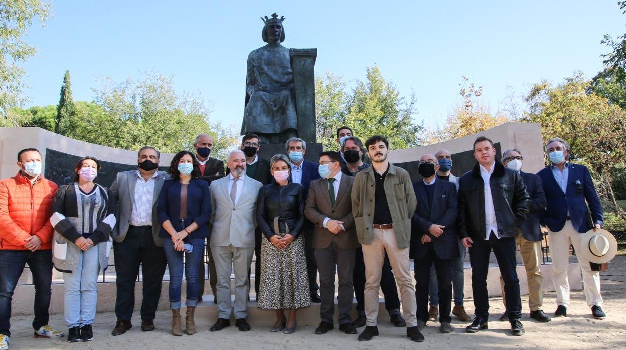 Tolón junto a los concejales y el consejo asesor del centenario en el acto de inauguración