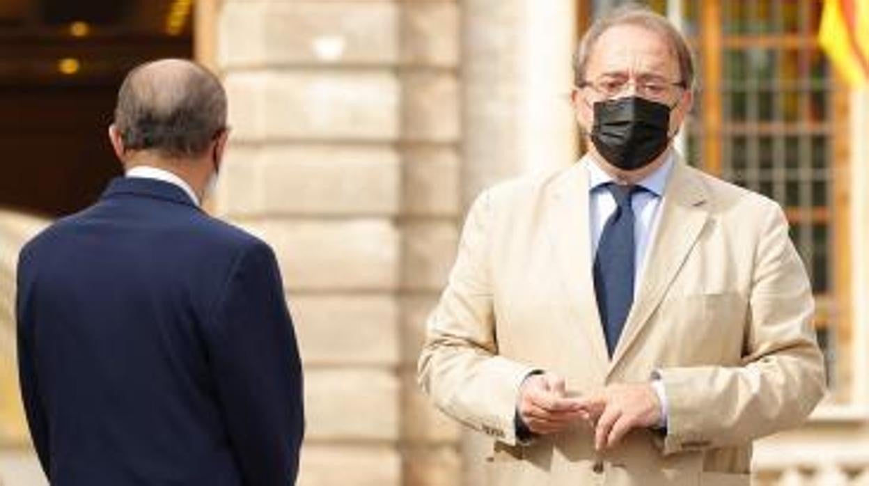 El presidente aragonés, Javier Lambán (de espaldas), junto a su consejero de Hacienda, el también socialista Carlos Pérez Anadón