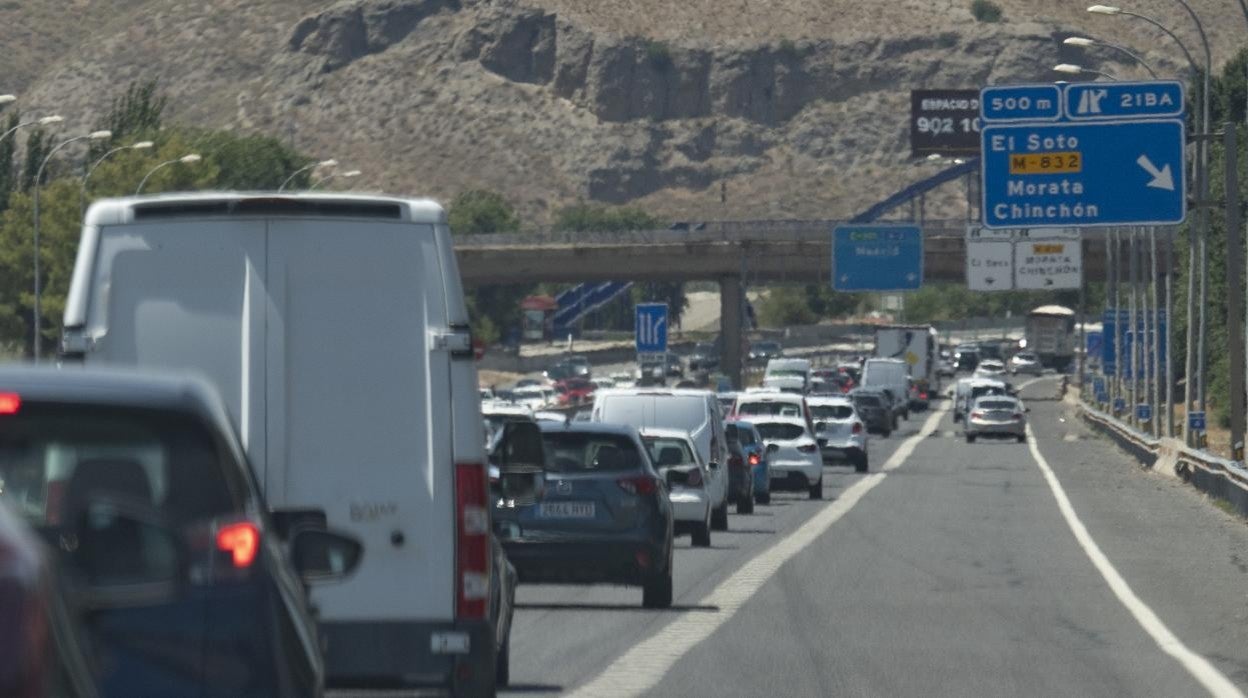 Un aparatoso accidente entre dos camiones provoca kilómetros de atascos en la M-30