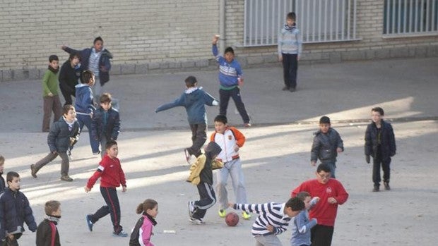 Las alumnas del profesor absuelto de abusos: «Daba palmadas en el trasero y nos besaba y hacía cosquillas»