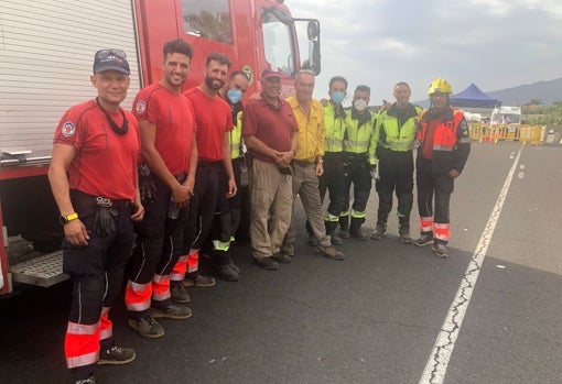 El equipo de rescate de animales, formado por agentes, veterinarios y bomberos