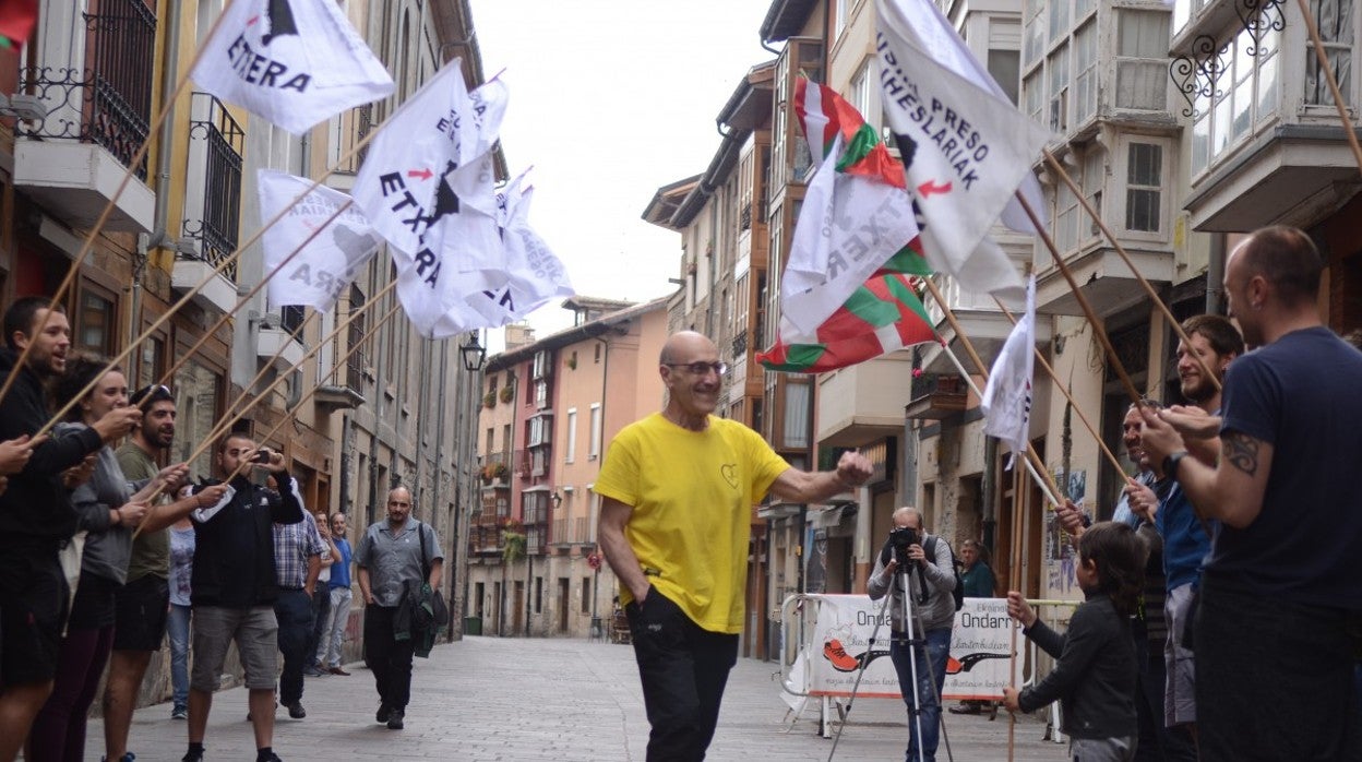 El etarra López Abechuco, recibido entre aplausos en Vitoria, en 2018