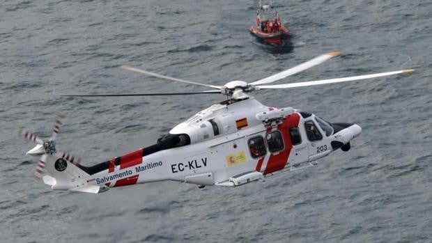 Fallece un hombre tras caerse al mar y ser rescatado por un helicóptero