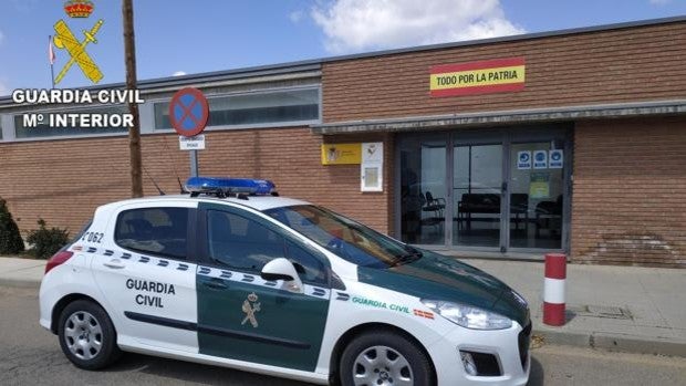 La Guardia Civil auxilia a una persona mayor en el incendio de su vivienda en Menasalbas