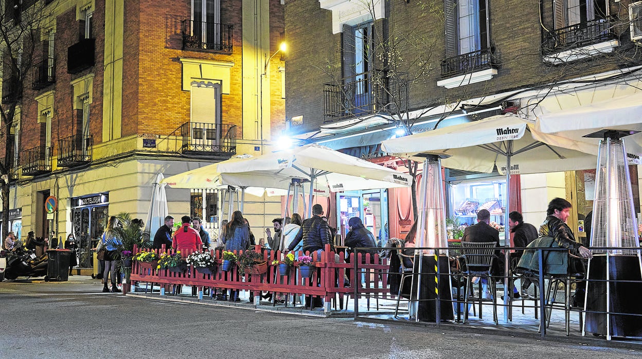Las terrazas ampliadas en la conocida calle de Ponzano, en Chamberí