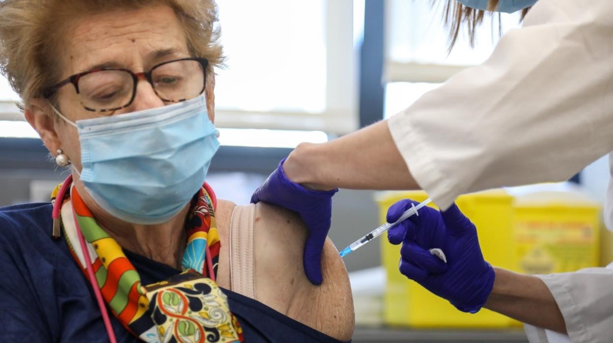 Empieza la vacunación doble de gripe y Covid: esto es lo que tienes que saber sobre la campaña