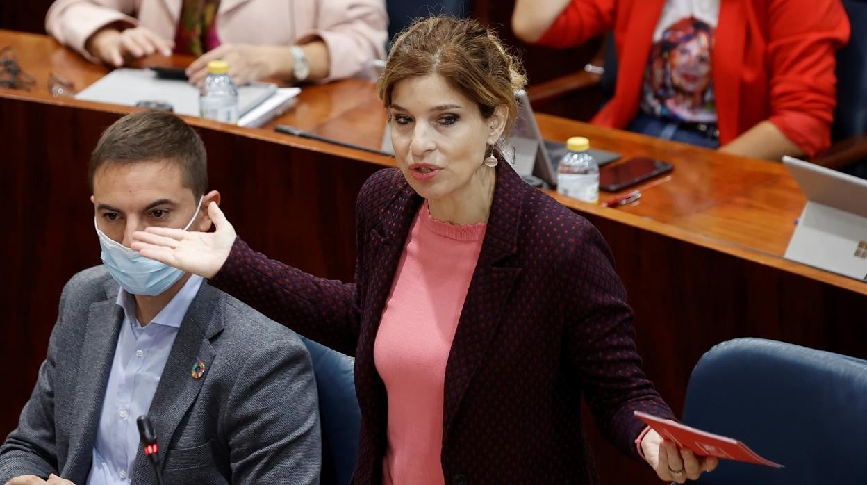 Juan Lobato, junto a Hana Jalloul durante un pleno de la Asamblea de Madrid