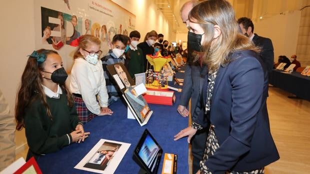 Una alumna de León gana el concurso '¿Qué es un rey para tí?' como presentadora de telediario