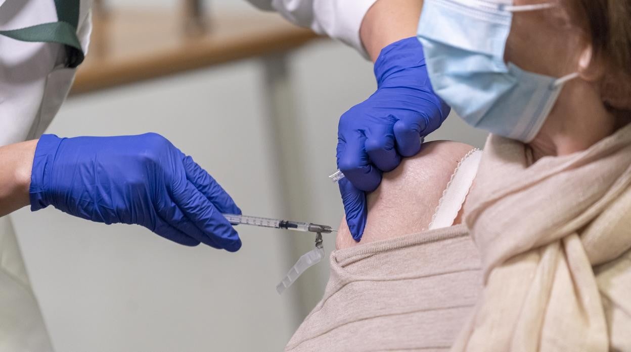 Imagen de una mujer recibiendo la vacuna contra el coronavirus en la Comunidad Valenciana