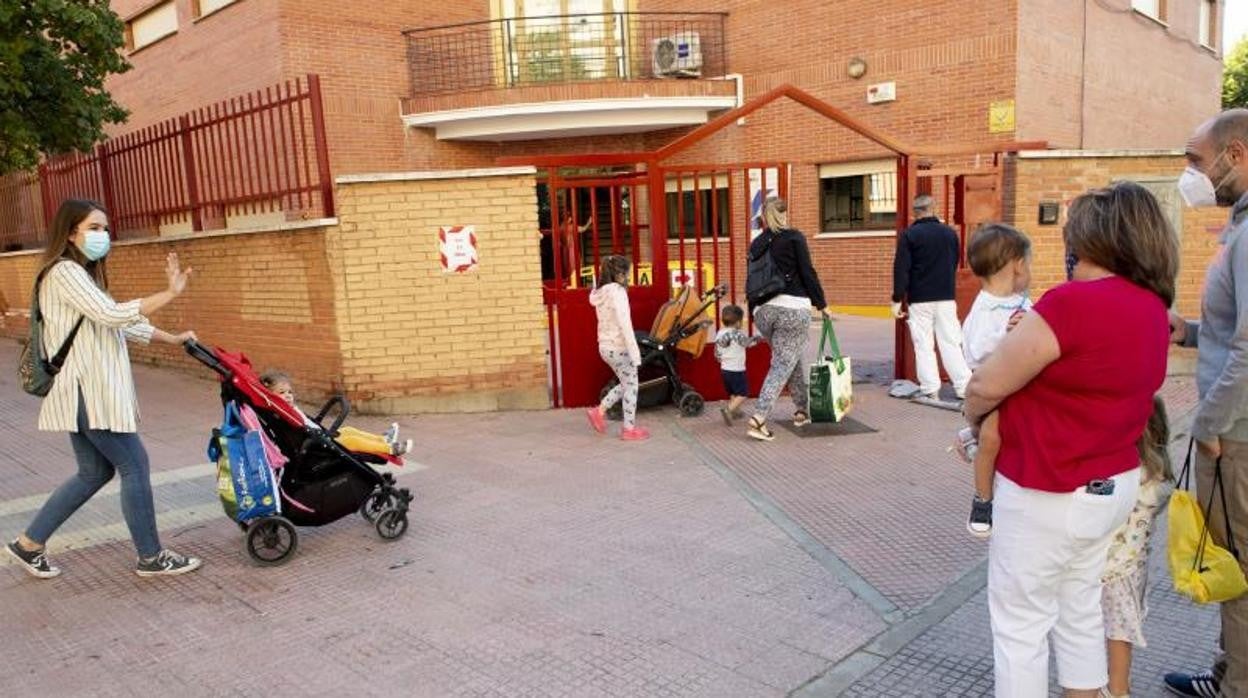 Entrada a una escuela infantil en la Comunidad de Madrid