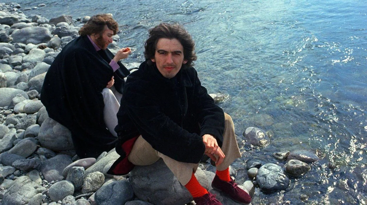 George Harrison y John Lennon, junto al río Rishikesh, en la India