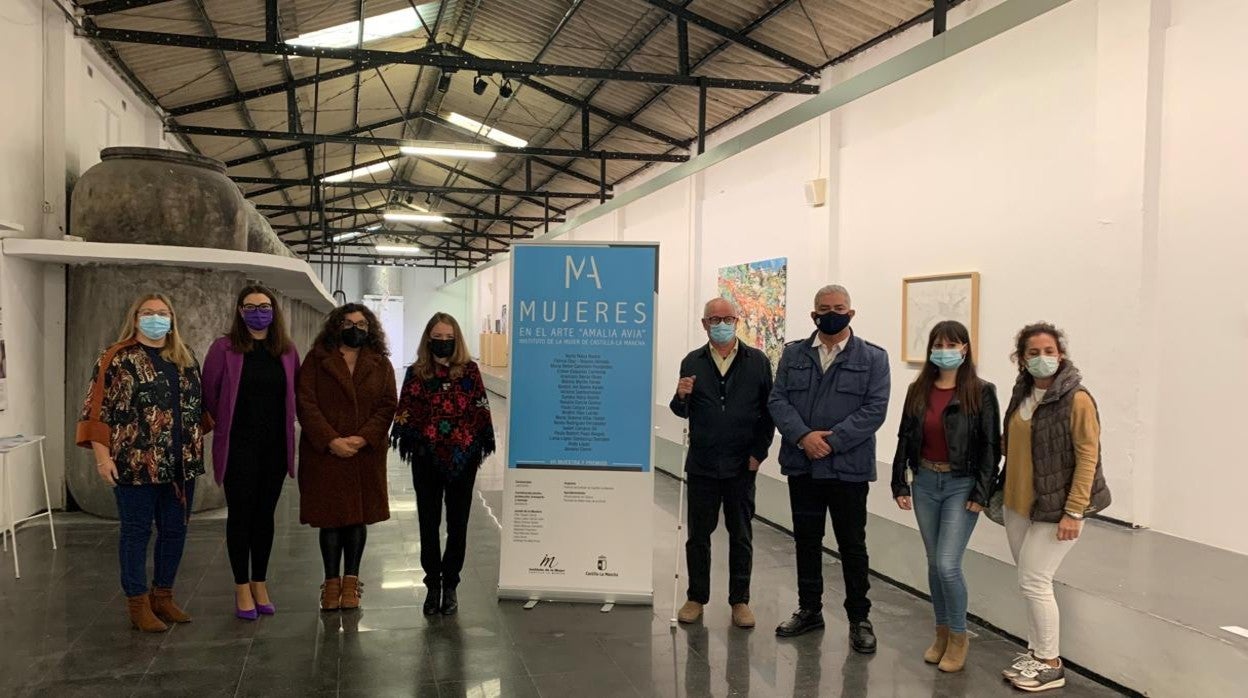 Un momento de la inauguración de la muestra con Nuria Cogolludoy el alcalde Juan Carlos Navalón