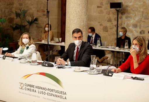 El presidente del Gobierno, Pedro Sánchez, junto a la vicepresidenta segunda y ministra de Trabajo, Yolanda Díaz (dcha), y la vicepresidenta y ministra de Asuntos Económicos, Nadia Calviño, durante la celebración de la XXXII Cumbre Hispano-Portuguesa