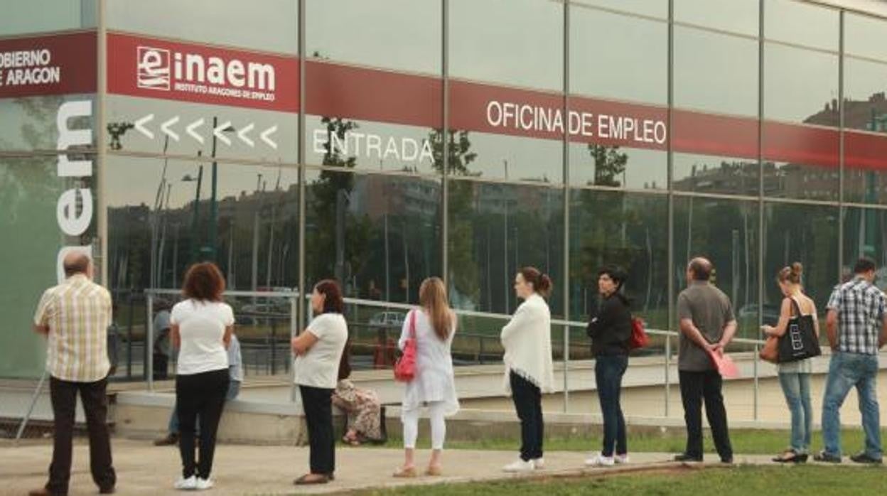 Parados haciendo cola a las puertas de una oficina del Instituto Aragonés de Empleo